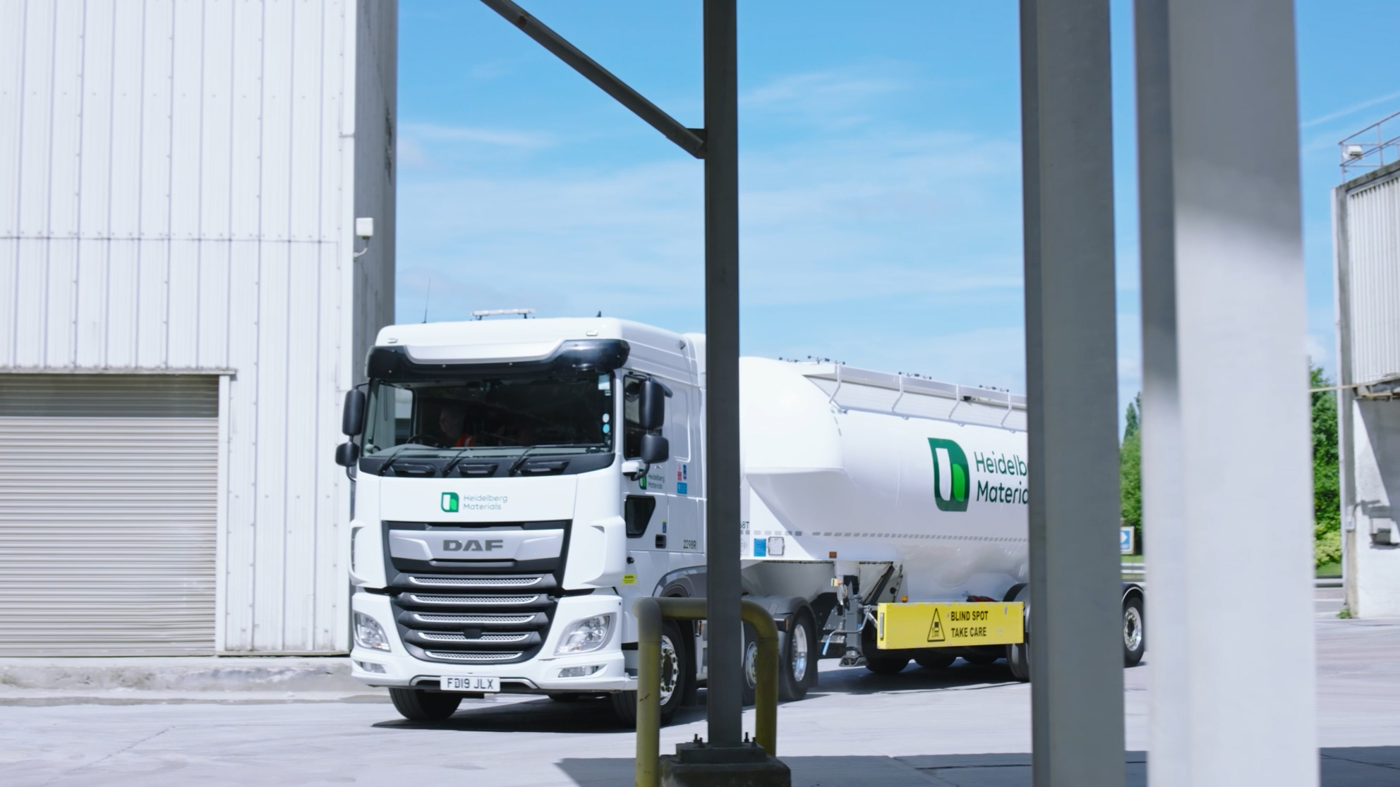 Cement tanker